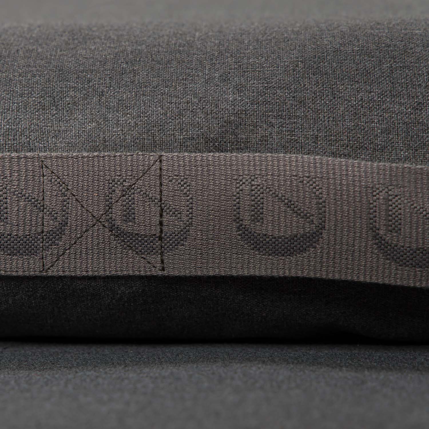 Cloud7 Dog Bed Siesta Light Graphite Outdoor Detail 2 On Grey