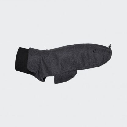 Der Windhundmantel mit bequemer, extra schmaler Passform: warm mit Fleece gefüttert und vollendet mit einem stark wasserabweisenden, eleganten Wollmix in Grau. Warmer Windhundmantel mit Fleece und Bauchschutz Extrem wasserabweisender Wollmix Angepasste Proportionen für schmale Hunde Einfaches An- und Ausziehen dank Klettverschluss Stört nicht in der Bewegung Reißverschluss für Geschirrträger Waschbar