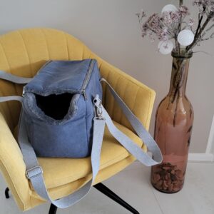 hundewerk Hundetasche MOLA Denim Oliv-Beige Unsere hundewerk Kollektion aus einer kleinen Manufaktur in Italien wird in liebevoller Handarbeit gefertigt. Ausgesuchte Materialien geben der hundewerk Hundetasche MOLA Denim Oliv-Beige das gewisse Etwas.  Die Tasche hat einen festen Stand und bietet deshalb Ihrem Vierbeiner einen bepuemen und kuscheligen Platz. Außen wird ein strapazierfähiger Canvas Stoff verwendet und im Inneren ist die hundewerk Hundetasche dick und flauschig gepolstert. Sie lässt sich durch einen Reisverschluss oben komplett schließen, nur eine kleine Öffnung für das Hundeköpchen bleibt offen und bietet deshalb genug Schutz. Ein kurzer Gurt mit Karabiner, der im Inneren der Hundetasche befestigt ist, sorgt für die Sicherheit Ihres Vierbeiners. Für die größere Tasche gibt es sogar zwei Gurte, um Ihren Hund zu sichern. Zusätzlich bieten die breiten Tragegriffe und der abnehmbare Schultergurt weiteren Komfort und sorgt somit für ein bequemes Tragen der Hundetasche.  Um unsere Hunde überallhin mitnehmen zu können, bieten deshalb Hundetaschen einen wunderbaren Rückzugsort. Egal ob im Zug, im Restaurant, bei Freunden, im Hotel oder beim Essen gehen, in einer Hundetasche fühlt sich ihr Vierbeiner wohl. Materialien: Außenmaterial:100% Baumwoll Denim Innenfutter: 100% Polyester Teddy Pflege: Tasche waschbar mit Handwäsche oder Waschmaschine im Schonprogramm bei 30 ° Kein Trockner  Größe: S: Höhe: 26 cm, Länge: 36 cm, Breite: 19 cm (bis ca. 5 kg geeignet) M: Höhe: 30 cm, Länge: 42 cm, Breite: 22 cm (bis ca. 8 kg geeignet) Eine weitere Auswahl hundewerk Hundetaschen findet ihr ebenfalls in userem Online-Shop (hier klicken)