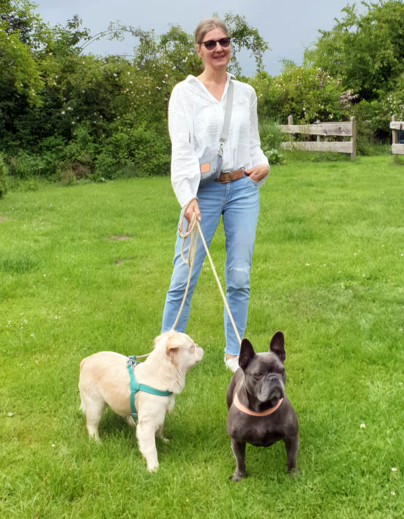 Frau mit zwei Hunden an der Leine