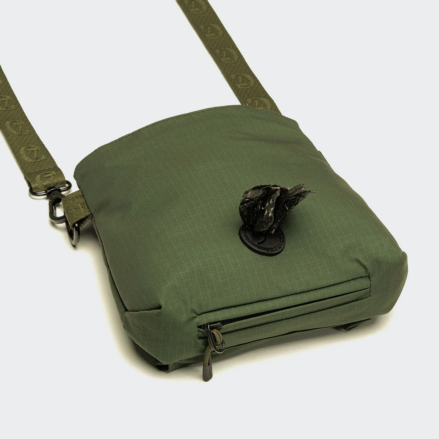 Cloud7 Goodie Bag Aktiv Olive Detail 2 On Grey