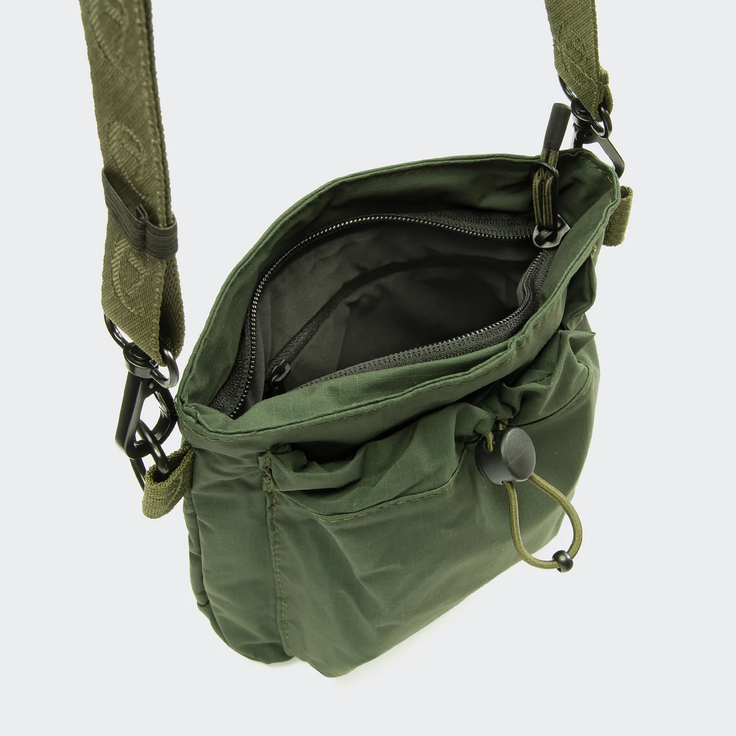 Cloud7 Goodie Bag Aktiv Olive Detail 2 On Grey 1f56571b 8f4e 4836 9df9 32533908da59